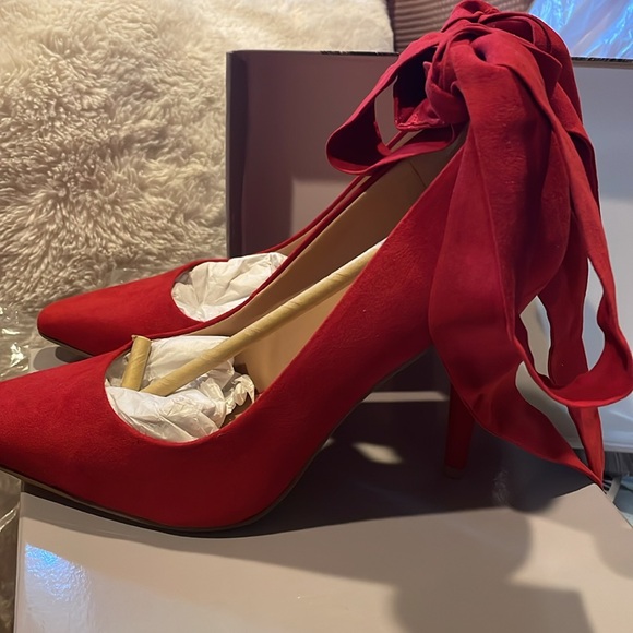 JLO LIPSTICK RED PUMP, SIZE 7-1/2 - Picture 2 of 7